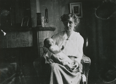 874839 Portret van mevrouw van Doesum met een drie maanden oude baby op schoot, in de woonkamer op de eerste verdieping ...